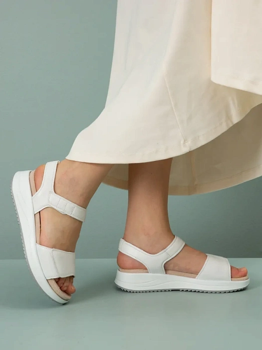 Женские босоножки  CAPRICE белые, артикул 9-9-28702-42-102