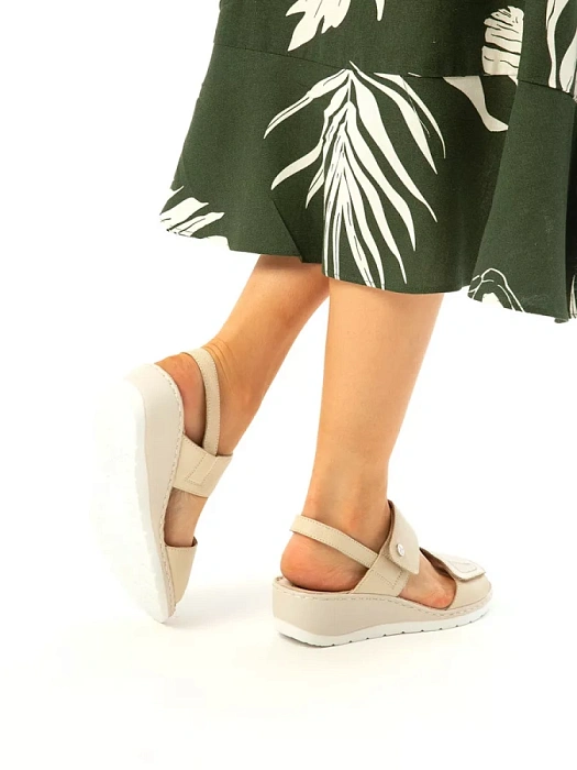 Женские босоножки  CAPRICE бежевые, артикул 9-28251-42-118