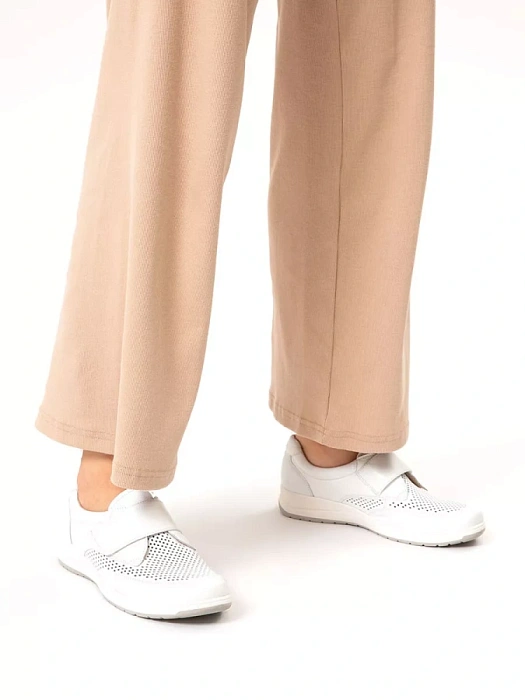 Женские туфли CAPRICE белые, артикул 9-24550-42-102