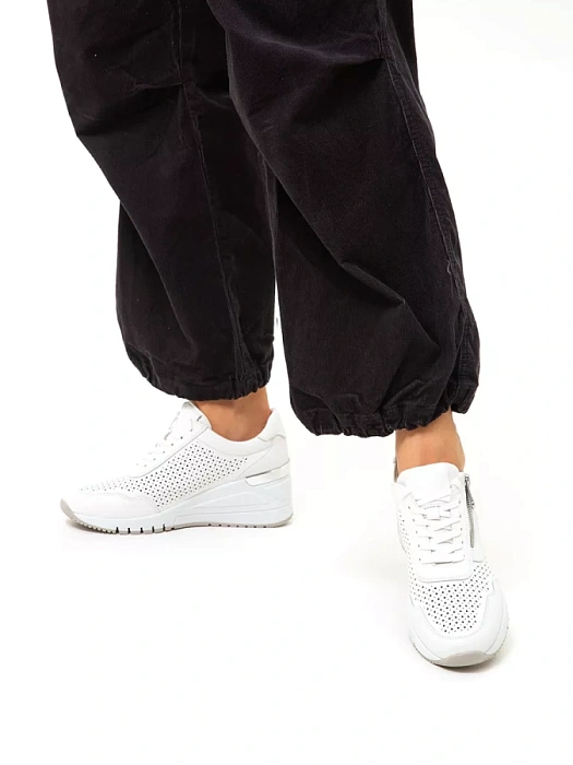 Женские сникерсы MARCO TOZZI белые, артикул 2-23501-42-100