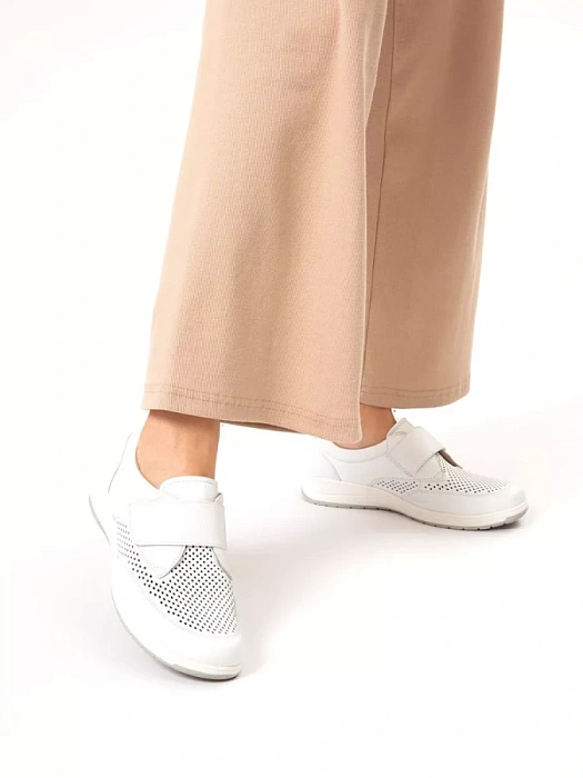 Женские туфли CAPRICE белые, артикул 9-24550-42-102