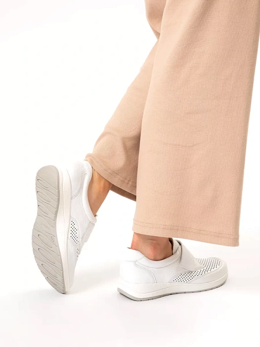 Женские туфли CAPRICE белые, артикул 9-24550-42-102