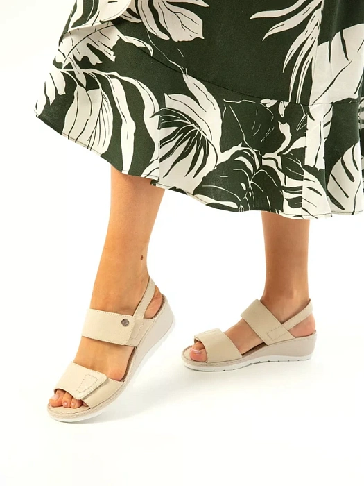 Женские босоножки  CAPRICE бежевые, артикул 9-28251-42-118