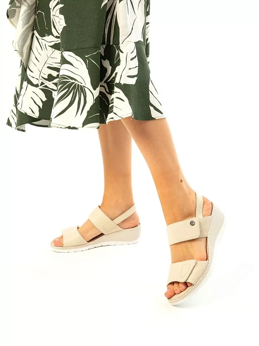 Женские босоножки  CAPRICE бежевые, артикул 9-28251-42-118