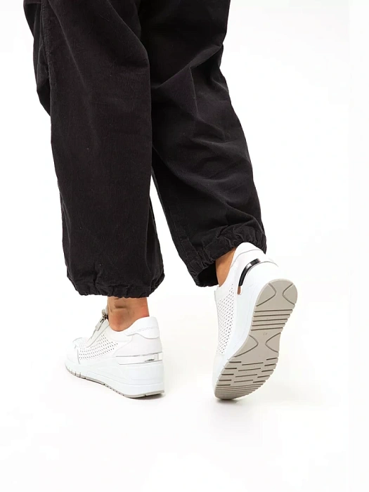 Женские сникерсы MARCO TOZZI белые, артикул 2-23501-42-100